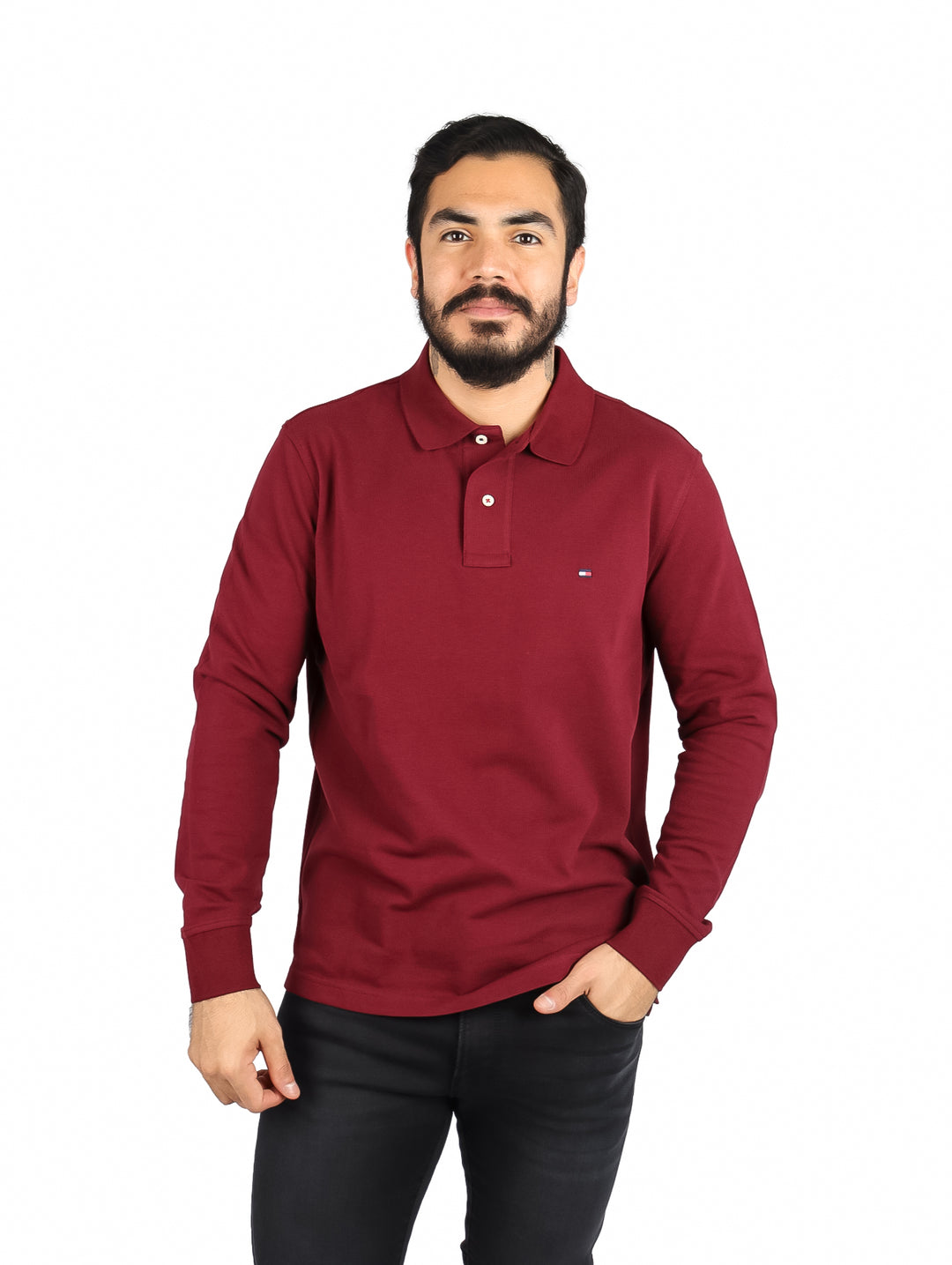 Hombre vistiendo una playera polo de manga larga color rojo oscuro de la marca Tommy Hilfiger.