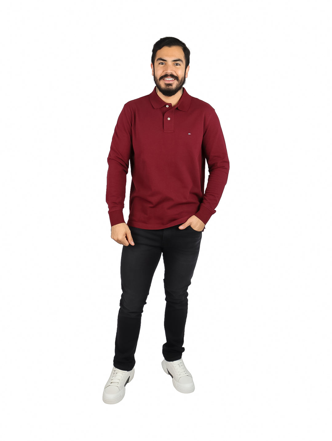 Hombre vistiendo una playera polo de manga larga color rojo oscuro de la marca Tommy Hilfiger.