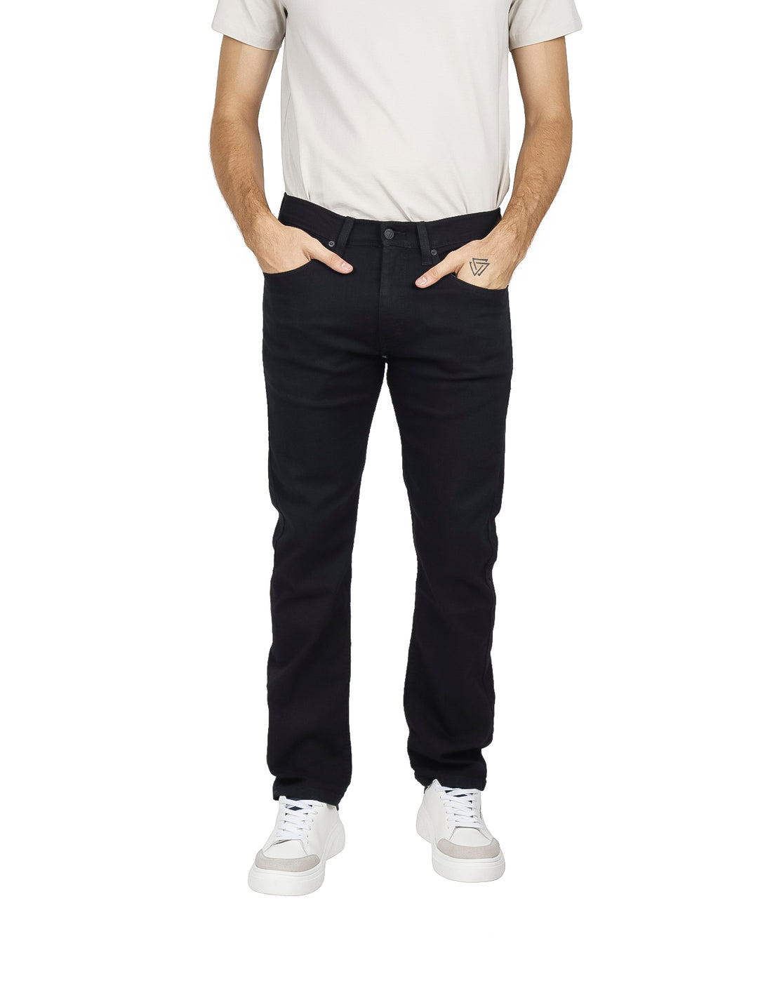 Hombre vistiendo pantalones Levi's 505 de color negro, corte regular fit, con camiseta clara y tenis blancos.