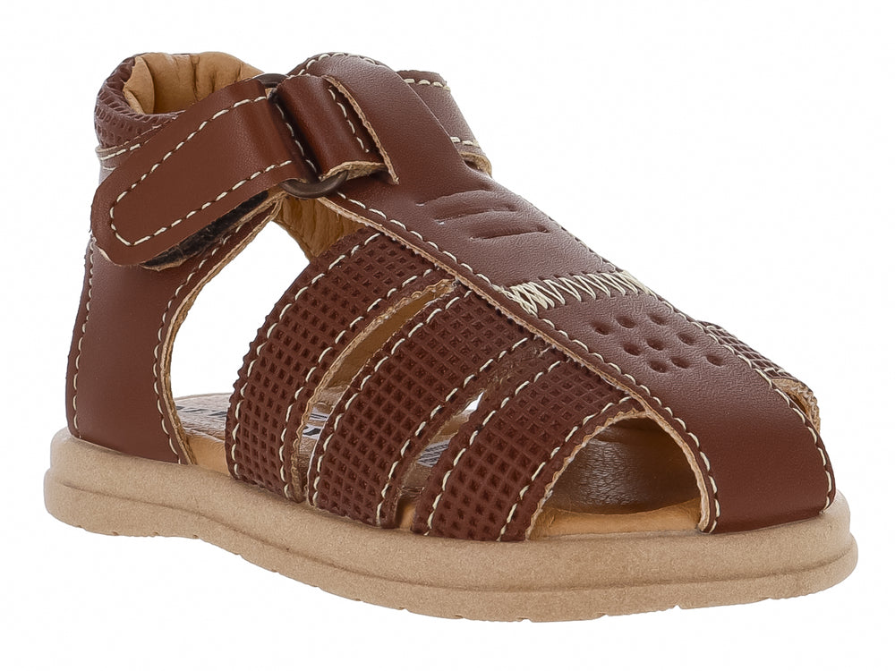 Sandalia para Niño color marrón con suela beige y correa de ajuste con velcro.