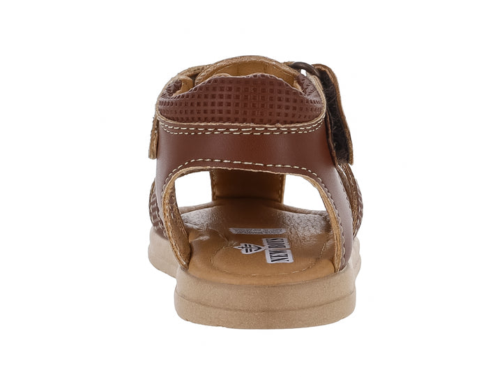 Sandalia para Niño color marrón con suela beige y correa de ajuste con velcro.
