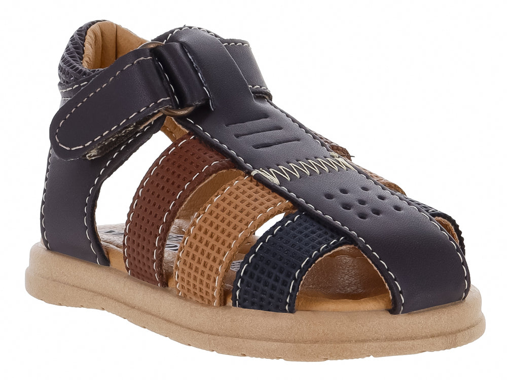 Sandalia para niño en tonos chocolate, marrón y beige con cierre de velcro y suela de goma.