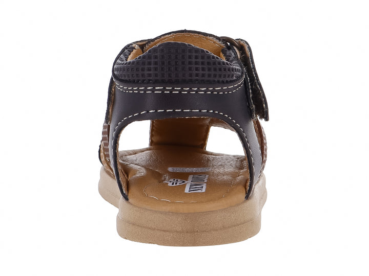 Sandalia para niño en tonos chocolate, marrón y beige con cierre de velcro y suela de goma.