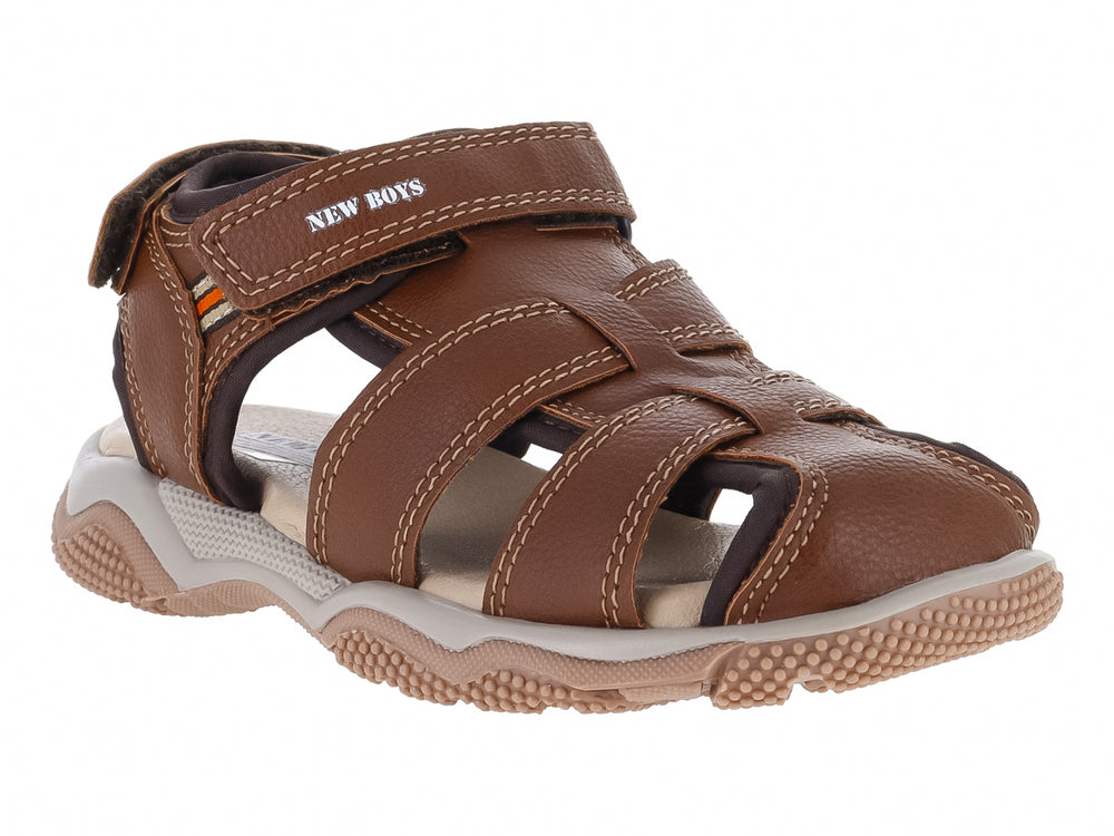 Sandalia para niño en color coñac con punta cerrada y suela beige.