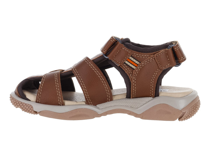 Sandalia para niño en color coñac con punta cerrada y suela beige.