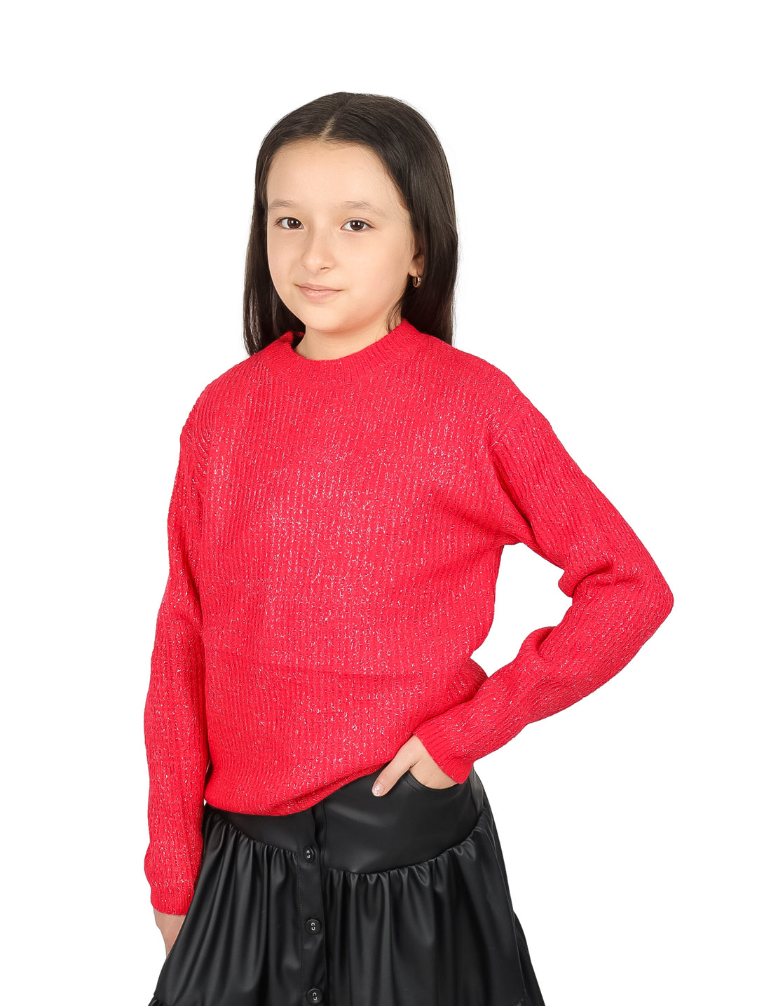 Niña vistiendo un suéter rojo de cuello redondo y manga larga con una falda negra sobre fondo blanco.