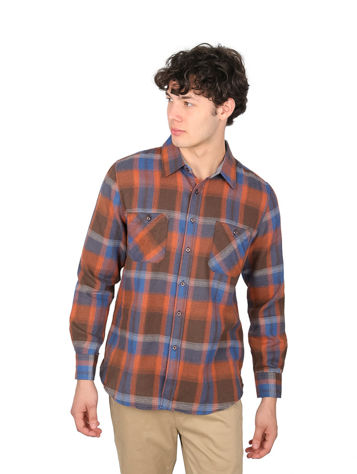 Hombre vistiendo camisa de franela a cuadros en colores naranja y azul marino.
