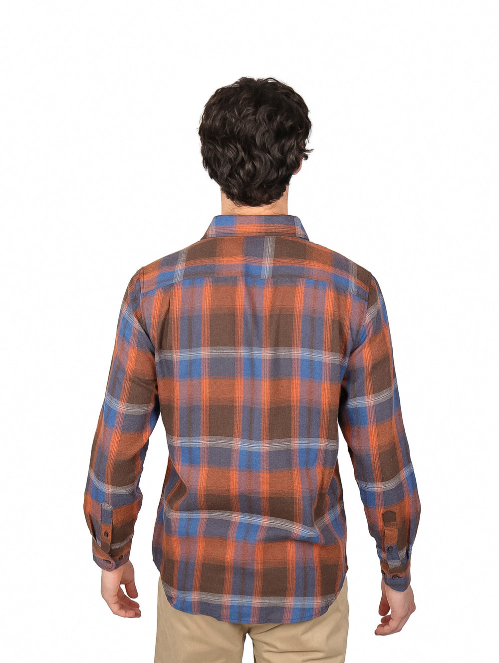 Hombre vistiendo camisa de franela a cuadros en colores naranja y azul marino.