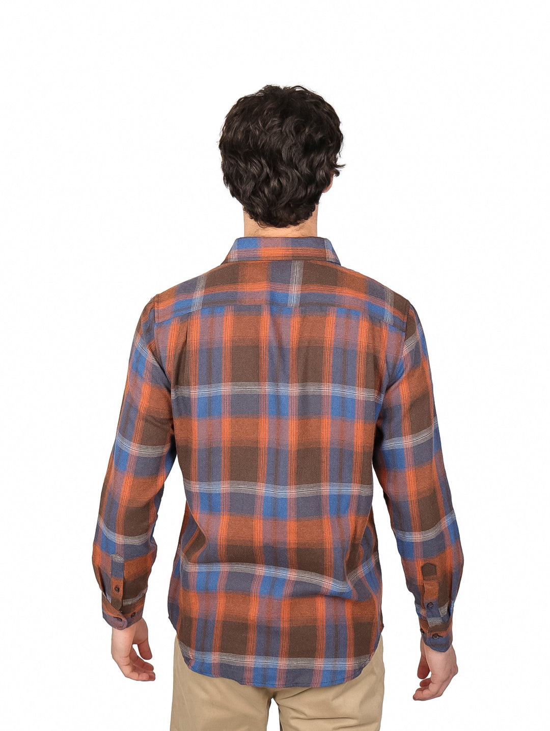 Hombre vistiendo camisa de franela a cuadros en colores naranja y azul marino.
