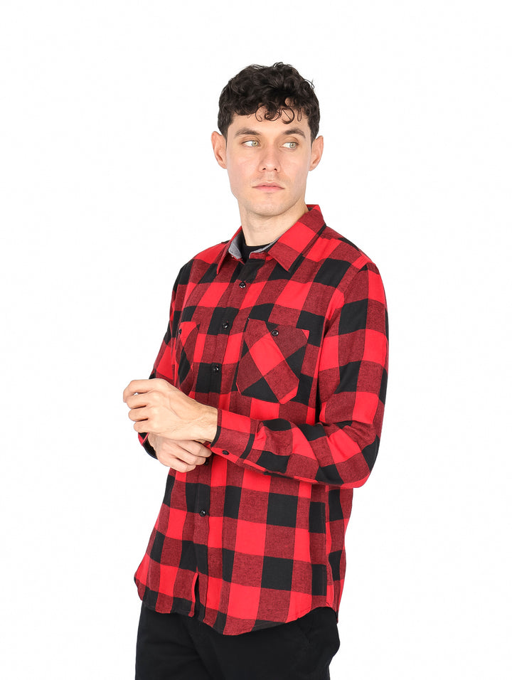 Hombre vistiendo camisa de franela a cuadros rojos y negros de manga larga.