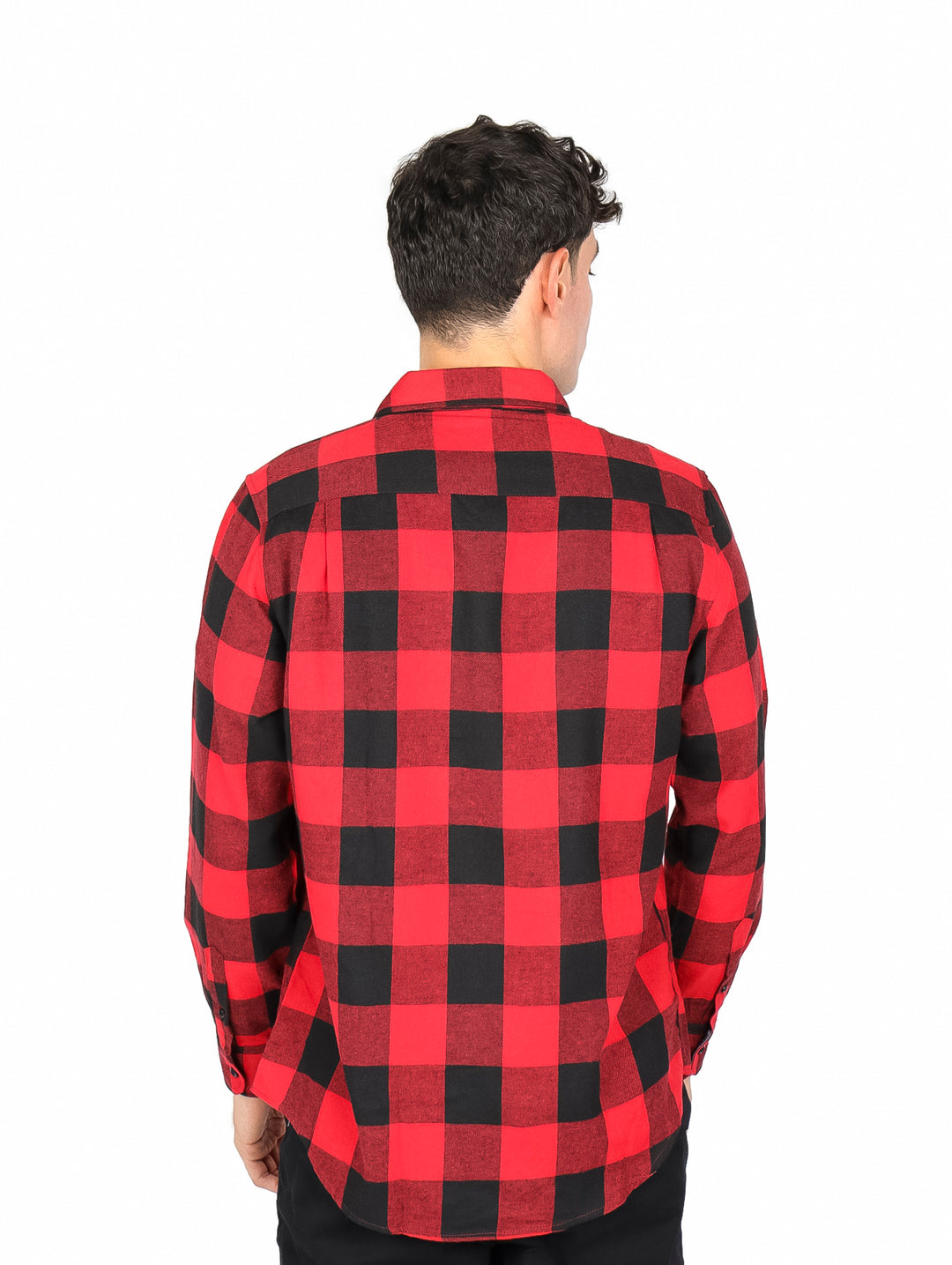 Hombre vistiendo camisa de franela a cuadros rojos y negros de manga larga.