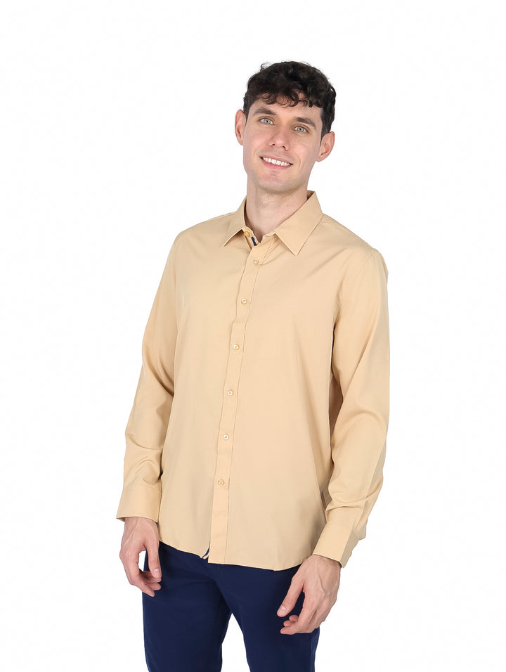 Hombre vistiendo una camisa de manga larga color khaki lisa con cuello y botones frontales.