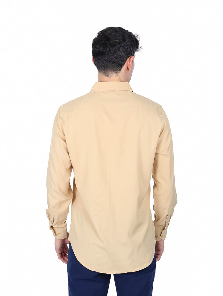 Hombre vistiendo una camisa de manga larga color khaki lisa con cuello y botones frontales.