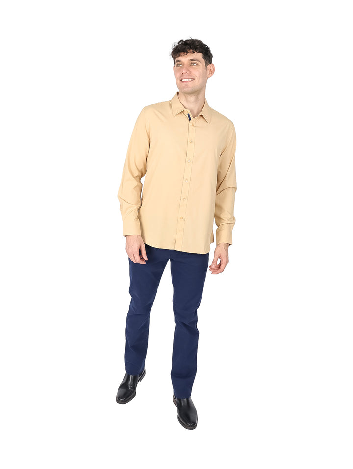 Hombre vistiendo una camisa de manga larga color khaki lisa con cuello y botones frontales.