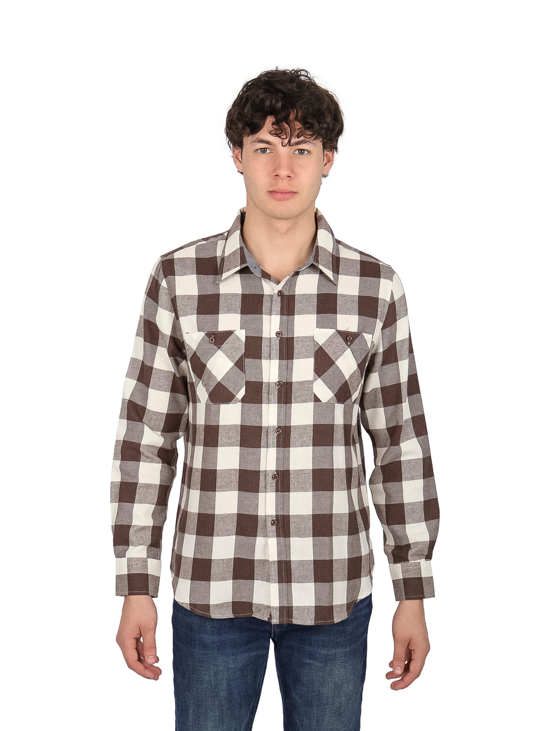 Hombre vistiendo camisa de franela a cuadros en colores café y beige con manga larga.