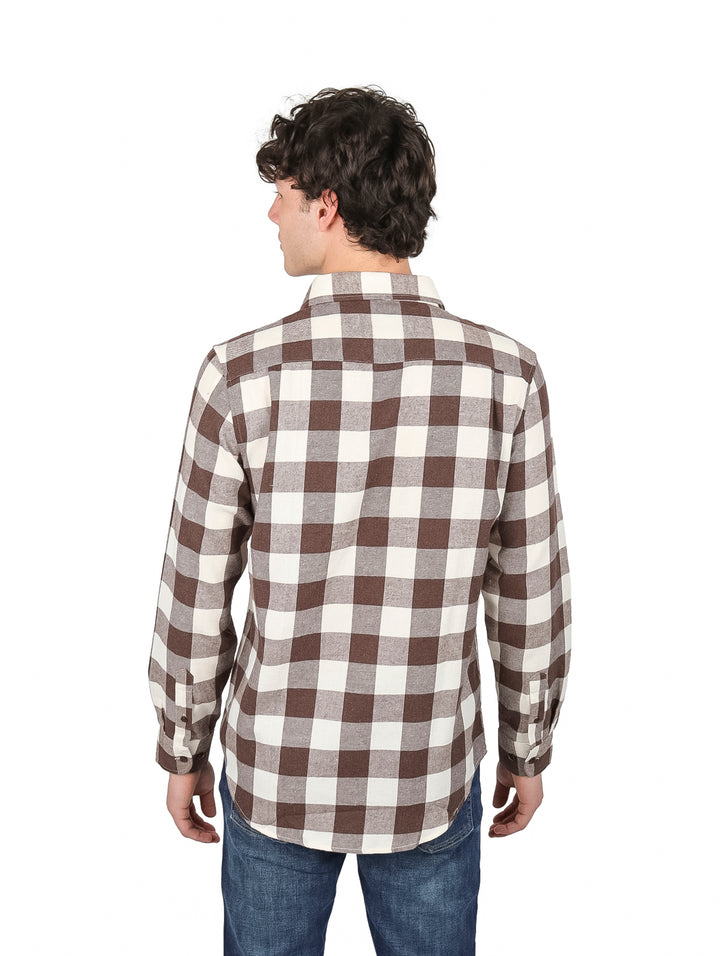 Hombre vistiendo camisa de franela a cuadros en colores café y beige con manga larga.