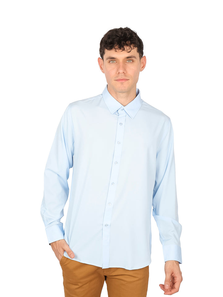 Camisa de manga larga color azul claro para hombre con cuello y botones.