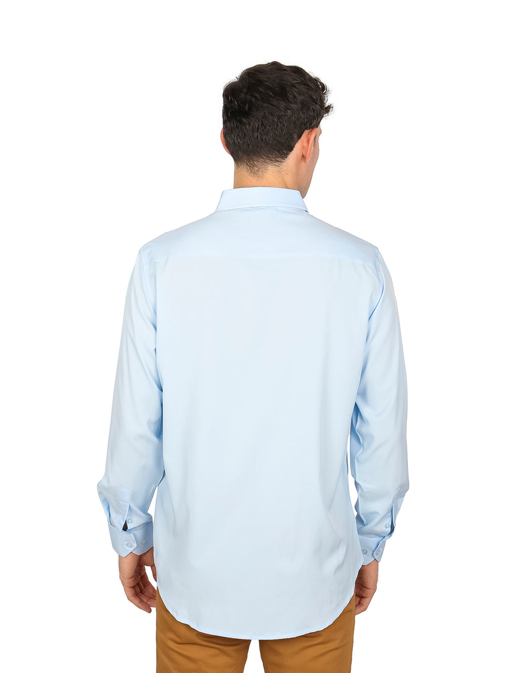 Camisa de manga larga color azul claro para hombre con cuello y botones.