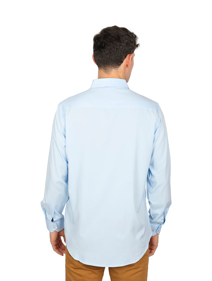 Camisa de manga larga color azul claro para hombre con cuello y botones.