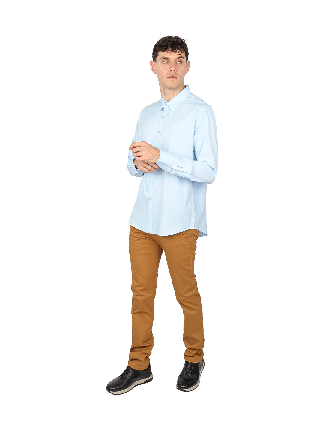 Camisa de manga larga color azul claro para hombre con cuello y botones.