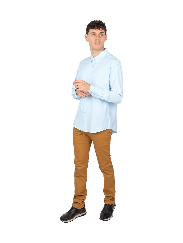Camisa de manga larga color azul claro para hombre con cuello y botones.