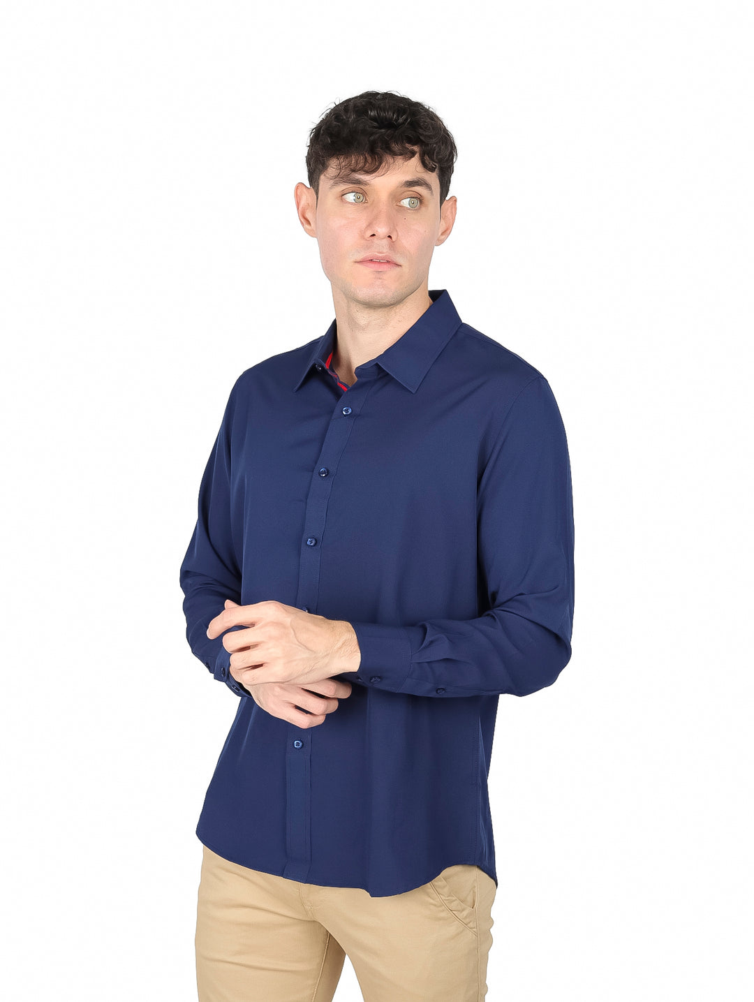 Hombre vistiendo una camisa de manga larga color azul marino lisa.