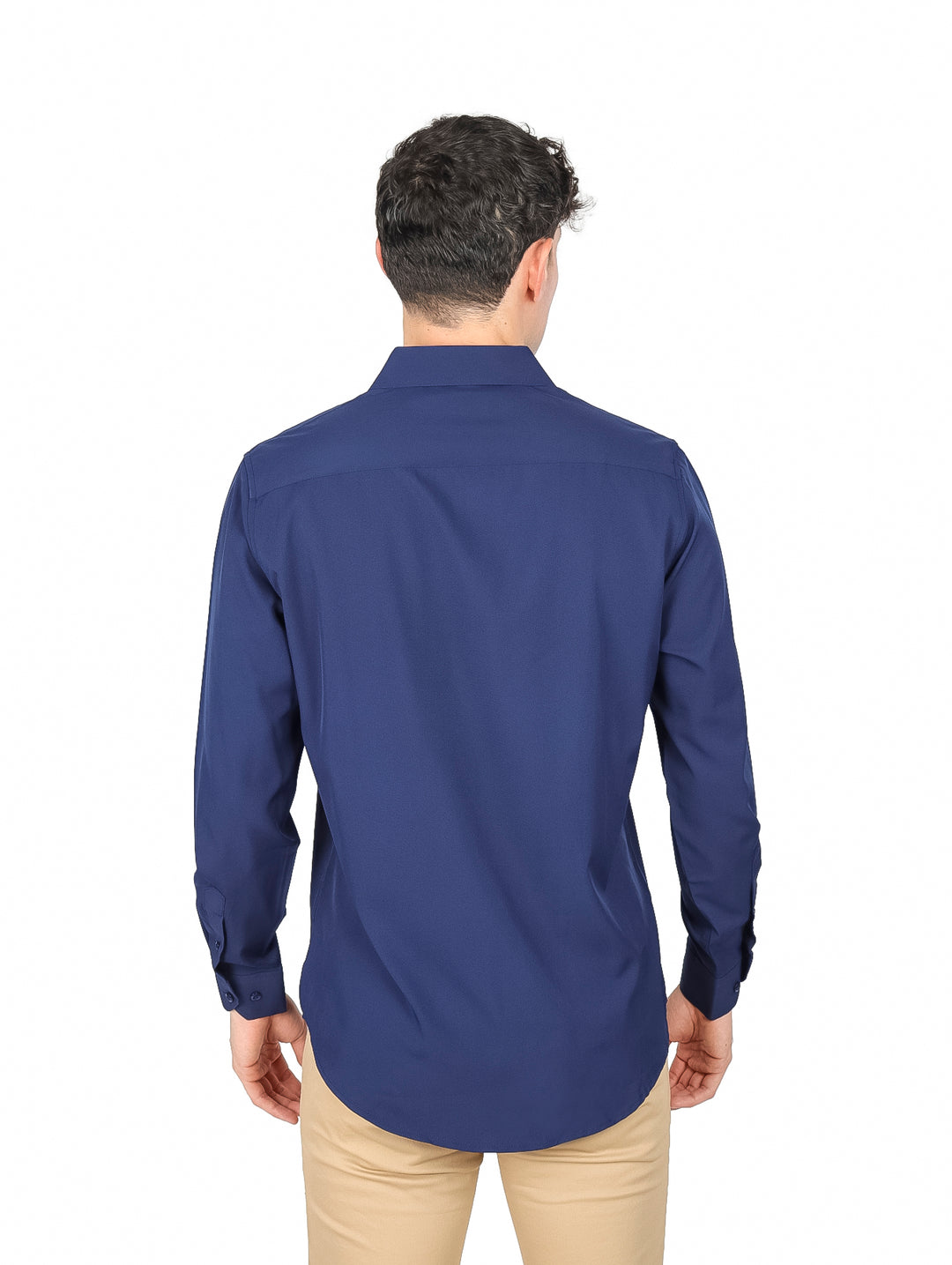 Hombre vistiendo una camisa de manga larga color azul marino lisa.