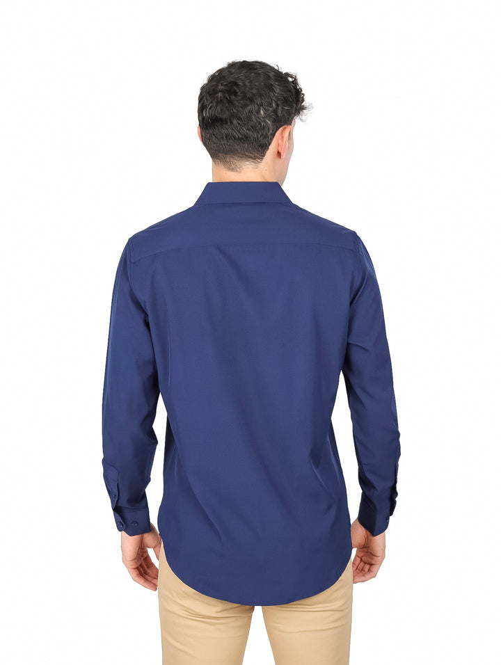 Hombre vistiendo una camisa de manga larga color azul marino lisa.