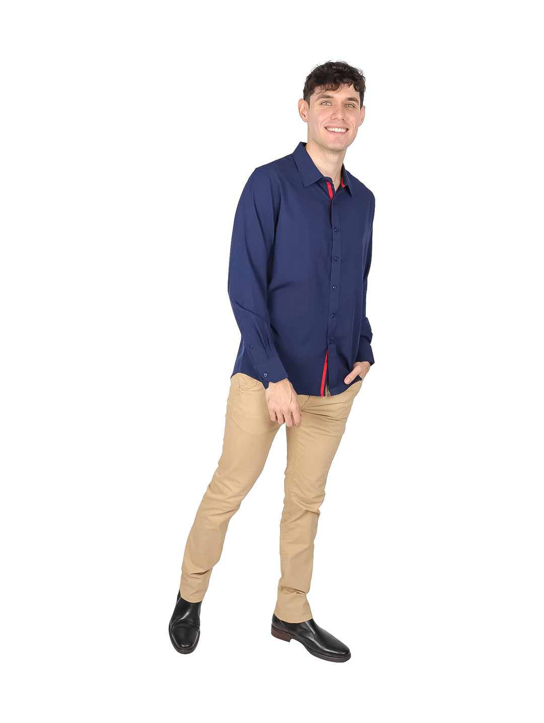 Hombre vistiendo una camisa de manga larga color azul marino lisa.
