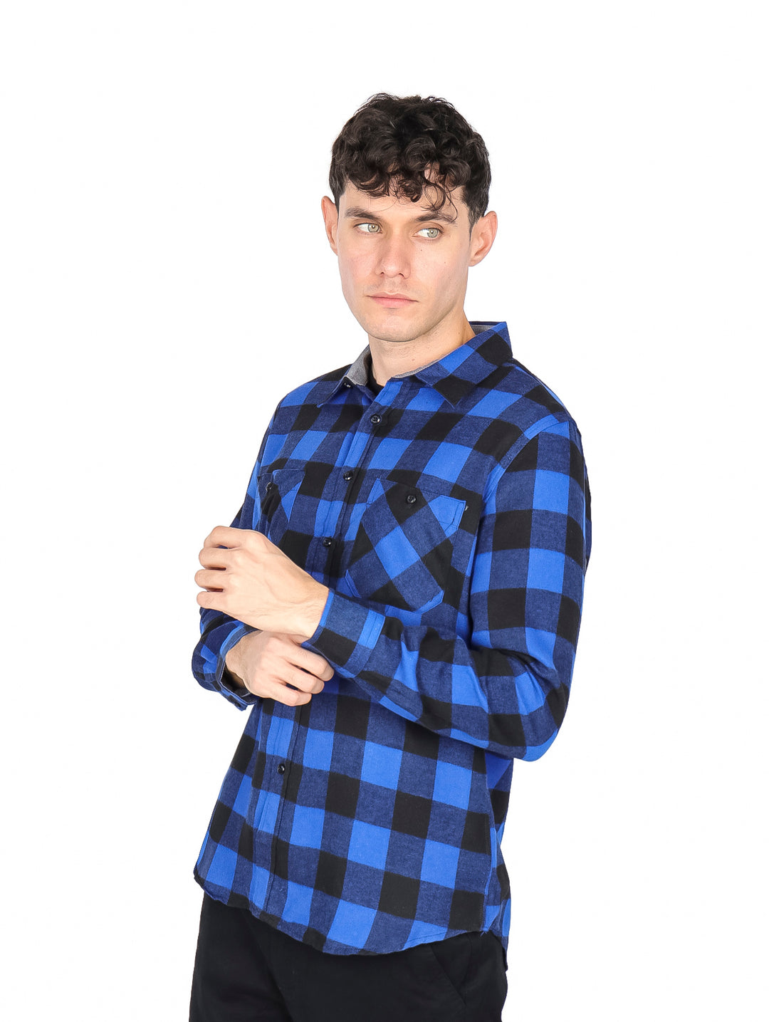 Hombre vistiendo camisa de franela a cuadros en colores azul y negro de manga larga.