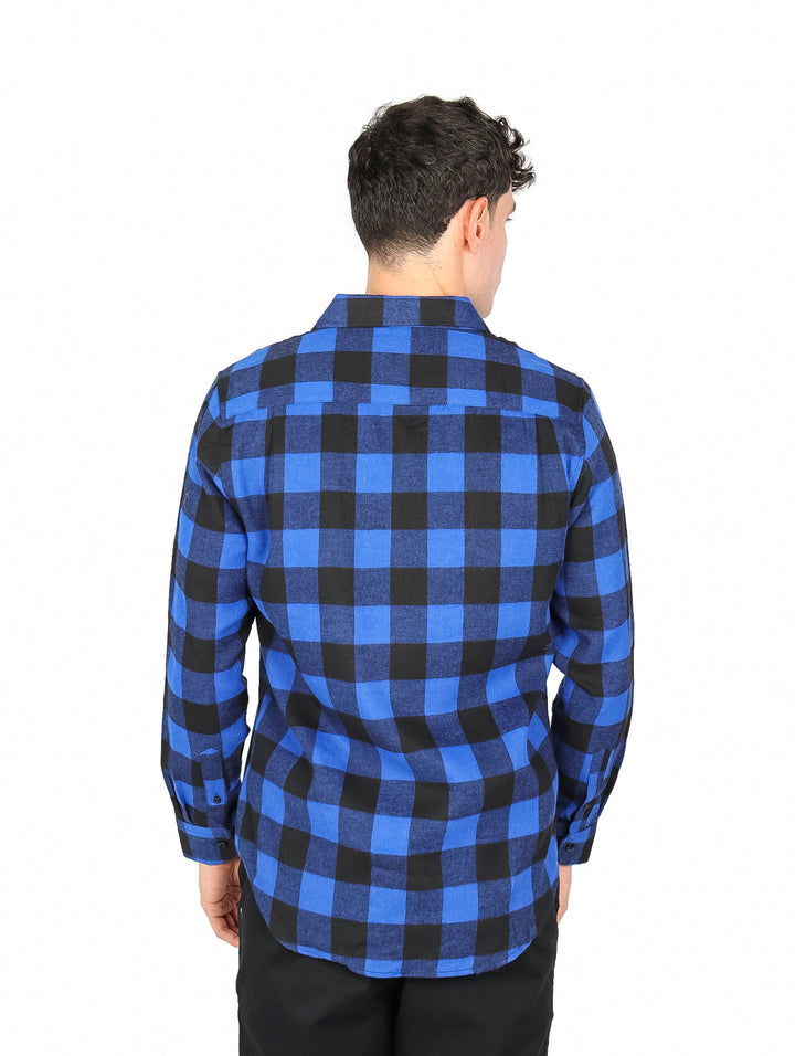 Hombre vistiendo camisa de franela a cuadros en colores azul y negro de manga larga.