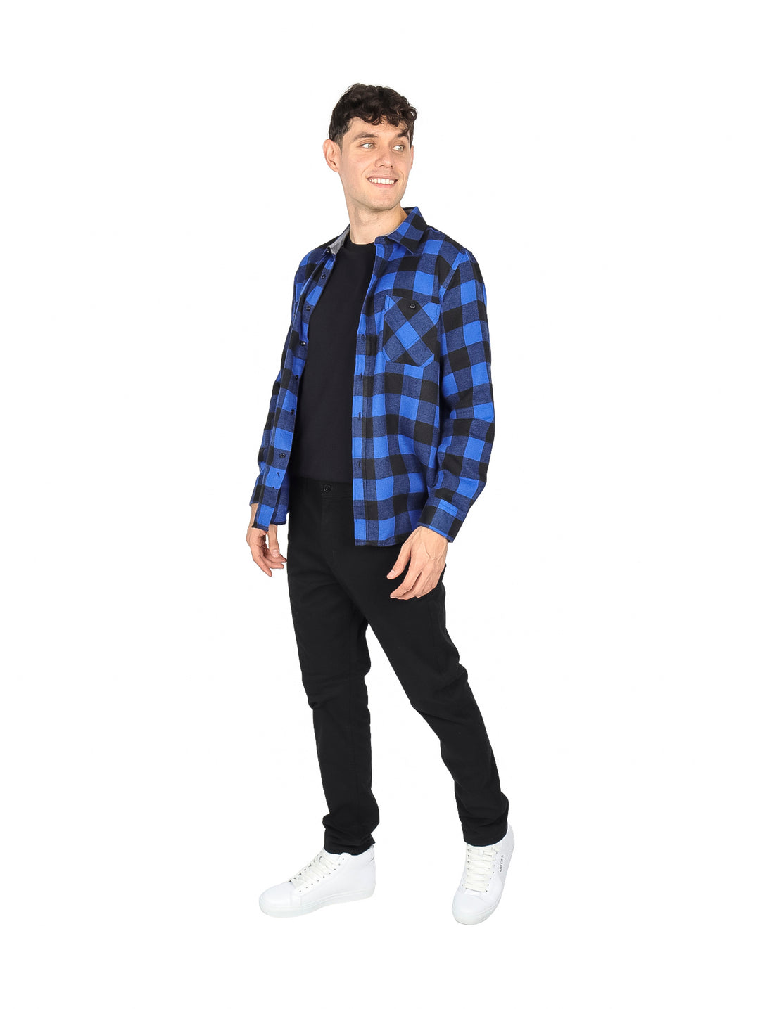 Hombre vistiendo camisa de franela a cuadros en colores azul y negro de manga larga.