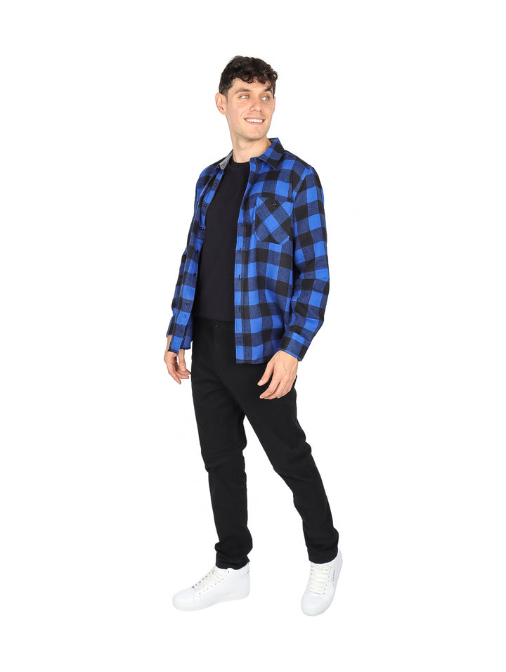 Hombre vistiendo camisa de franela a cuadros en colores azul y negro de manga larga.