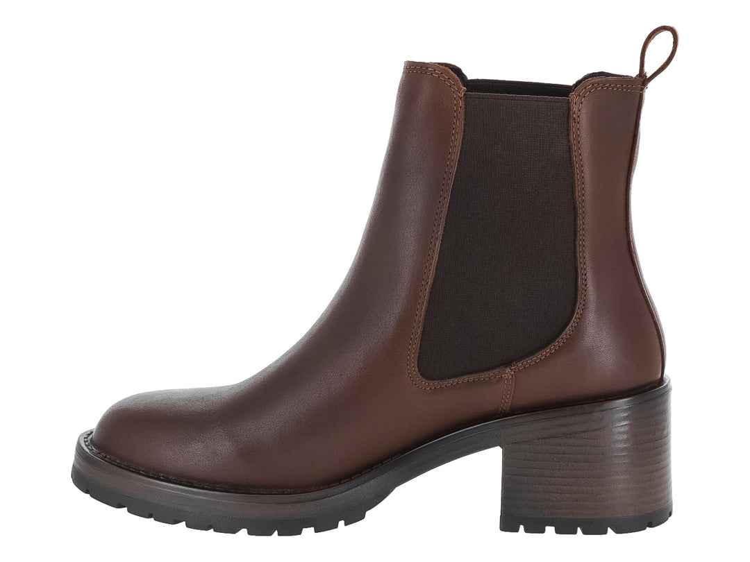 Bota estilo Chelsea color café con tacón cuadrado y suela track.