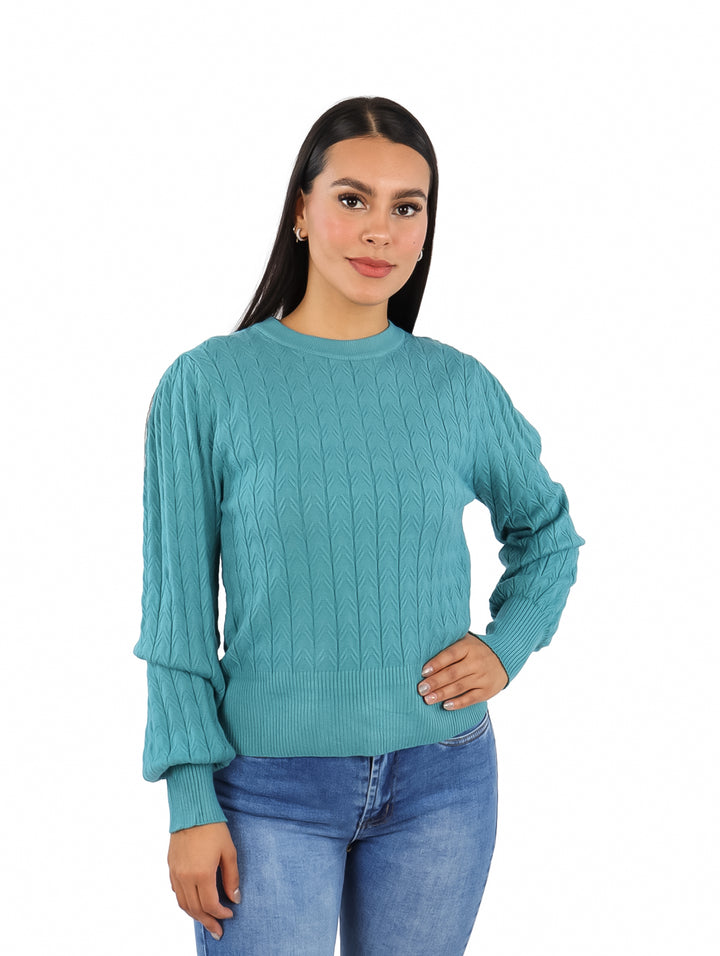 Mujer vistiendo un suéter color aqua de cuello redondo y mangas abullonadas con textura de tejido.
