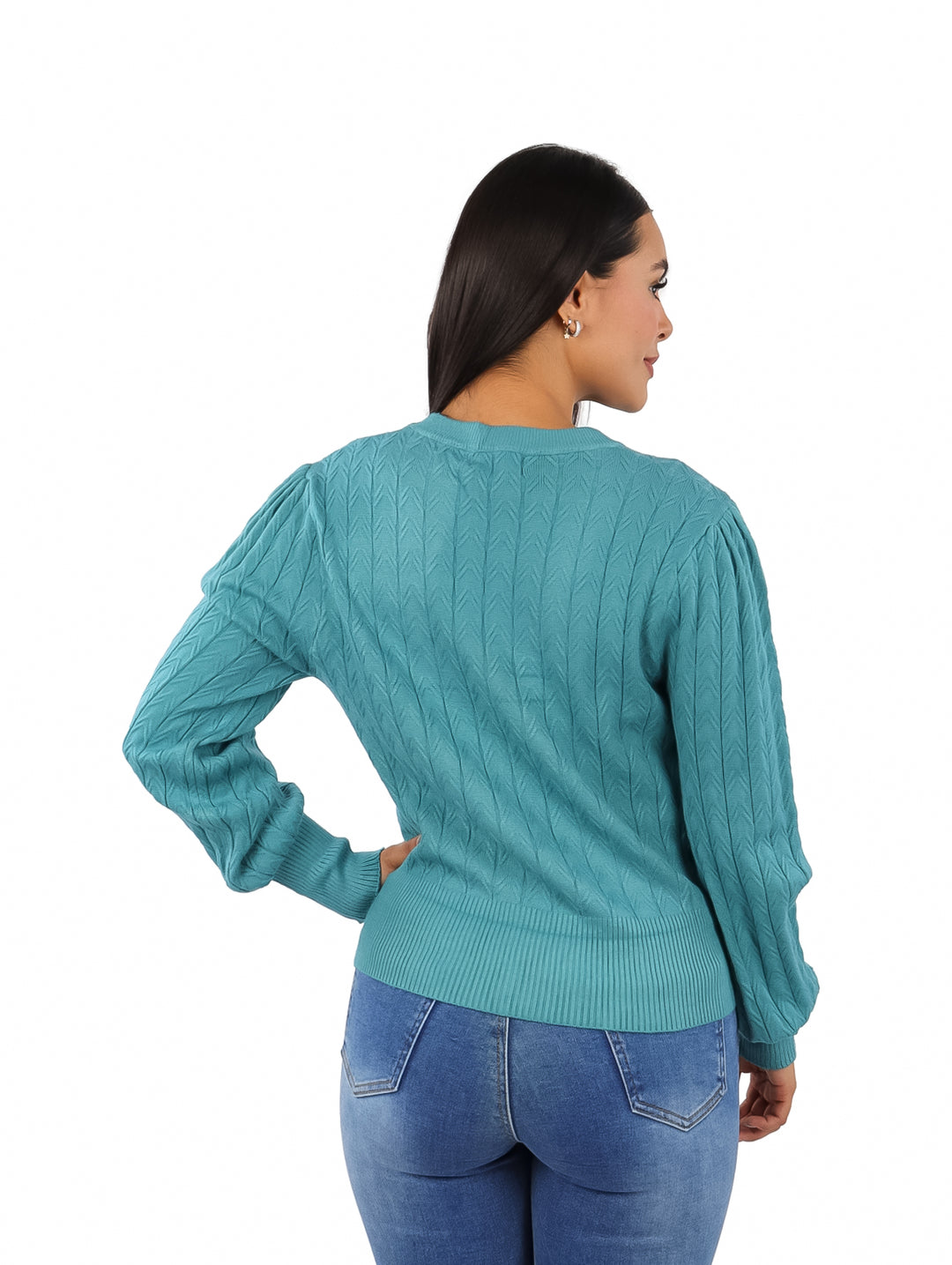 Mujer vistiendo un suéter color aqua de cuello redondo y mangas abullonadas con textura de tejido.