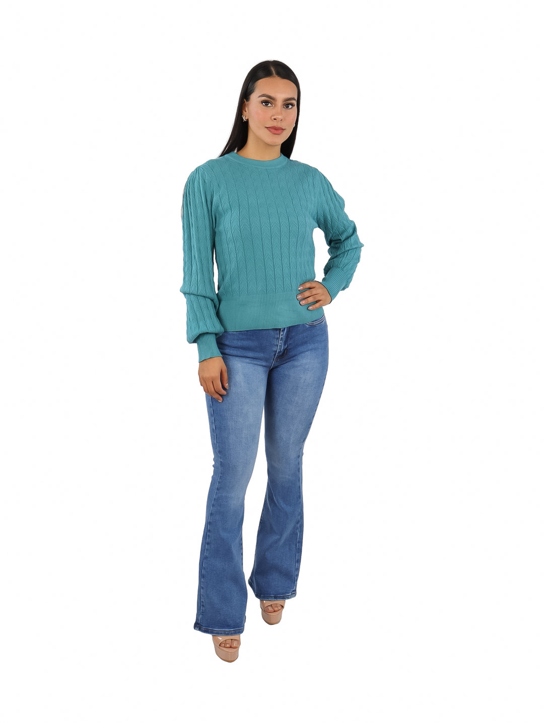 Mujer vistiendo un suéter color aqua de cuello redondo y mangas abullonadas con textura de tejido.