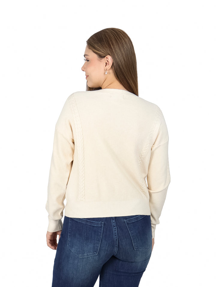 Mujer vistiendo un suéter beige de cuello en V con botones frontales.