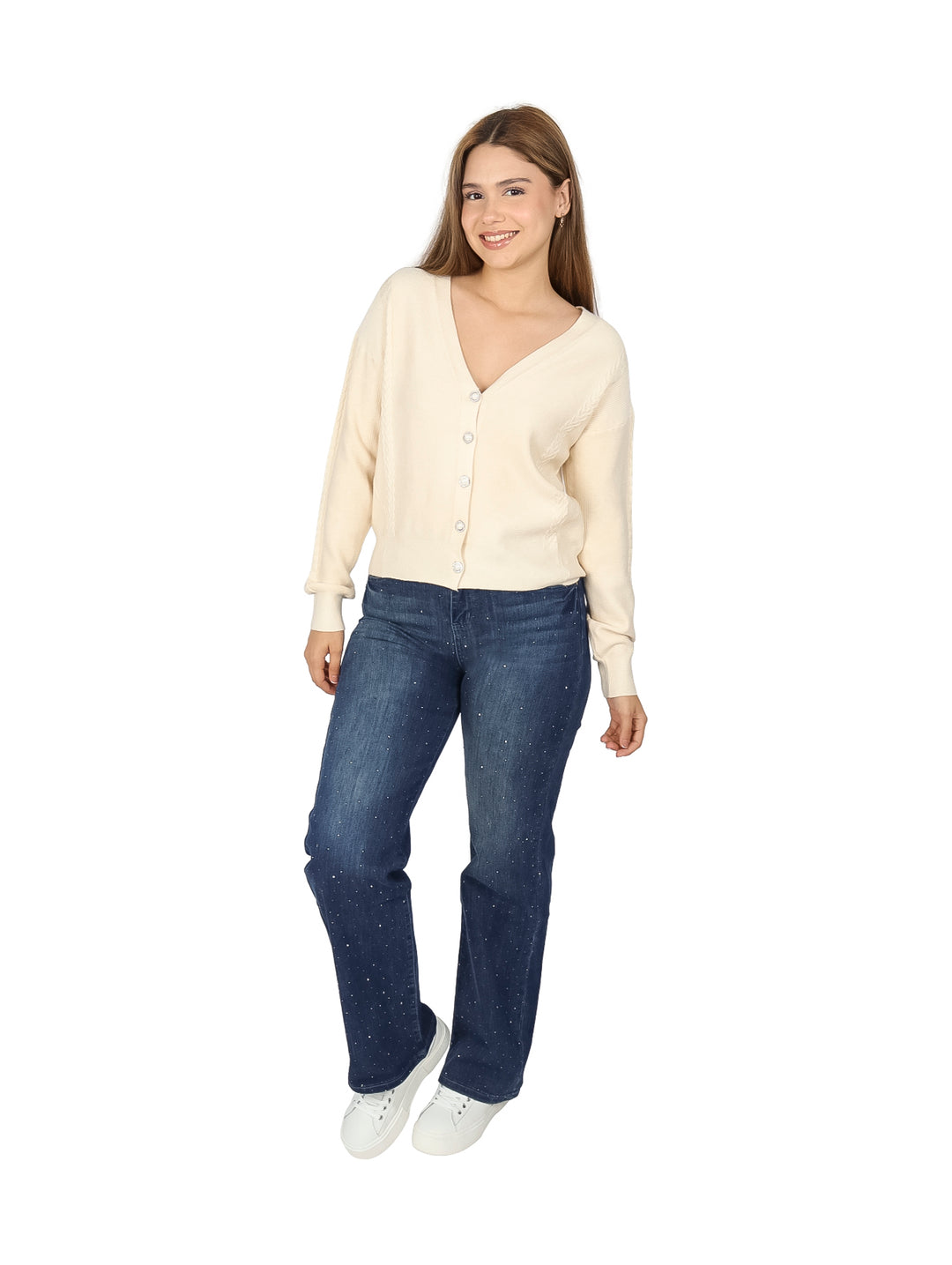 Mujer vistiendo un suéter beige de cuello en V con botones frontales.