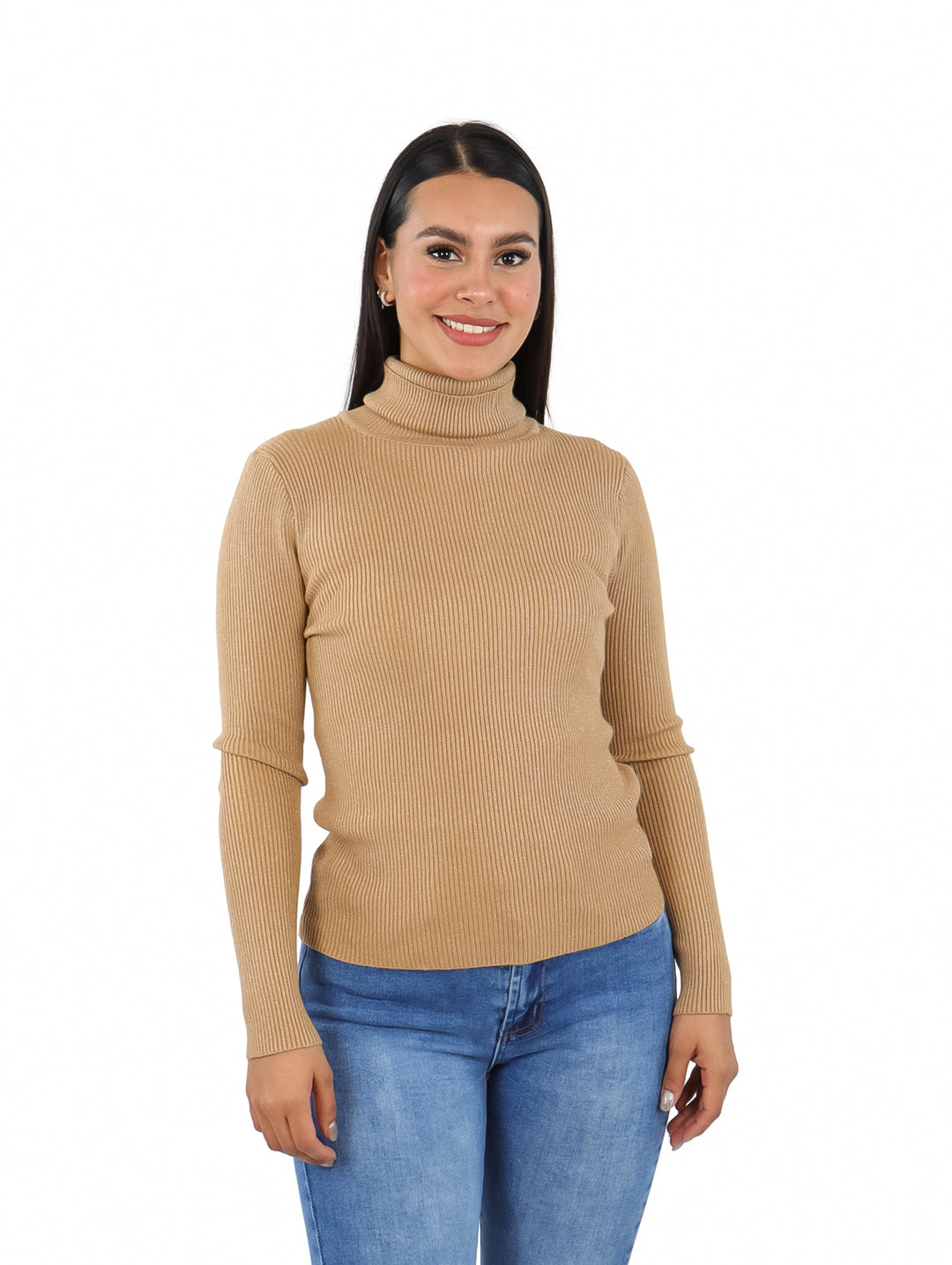 Mujer vistiendo un suéter tejido de color camel con cuello alto y manga larga.