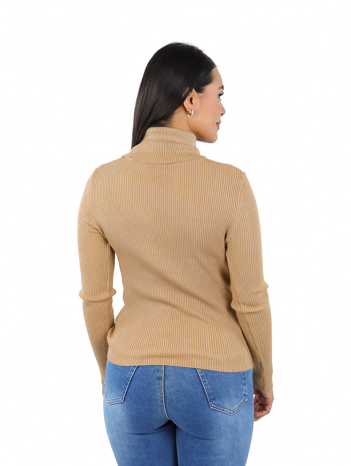 Mujer vistiendo un suéter tejido de color camel con cuello alto y manga larga.