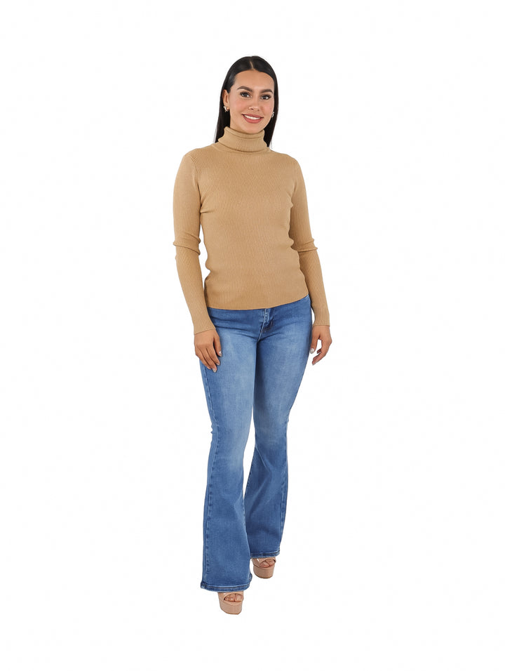 Mujer vistiendo un suéter tejido de color camel con cuello alto y manga larga.