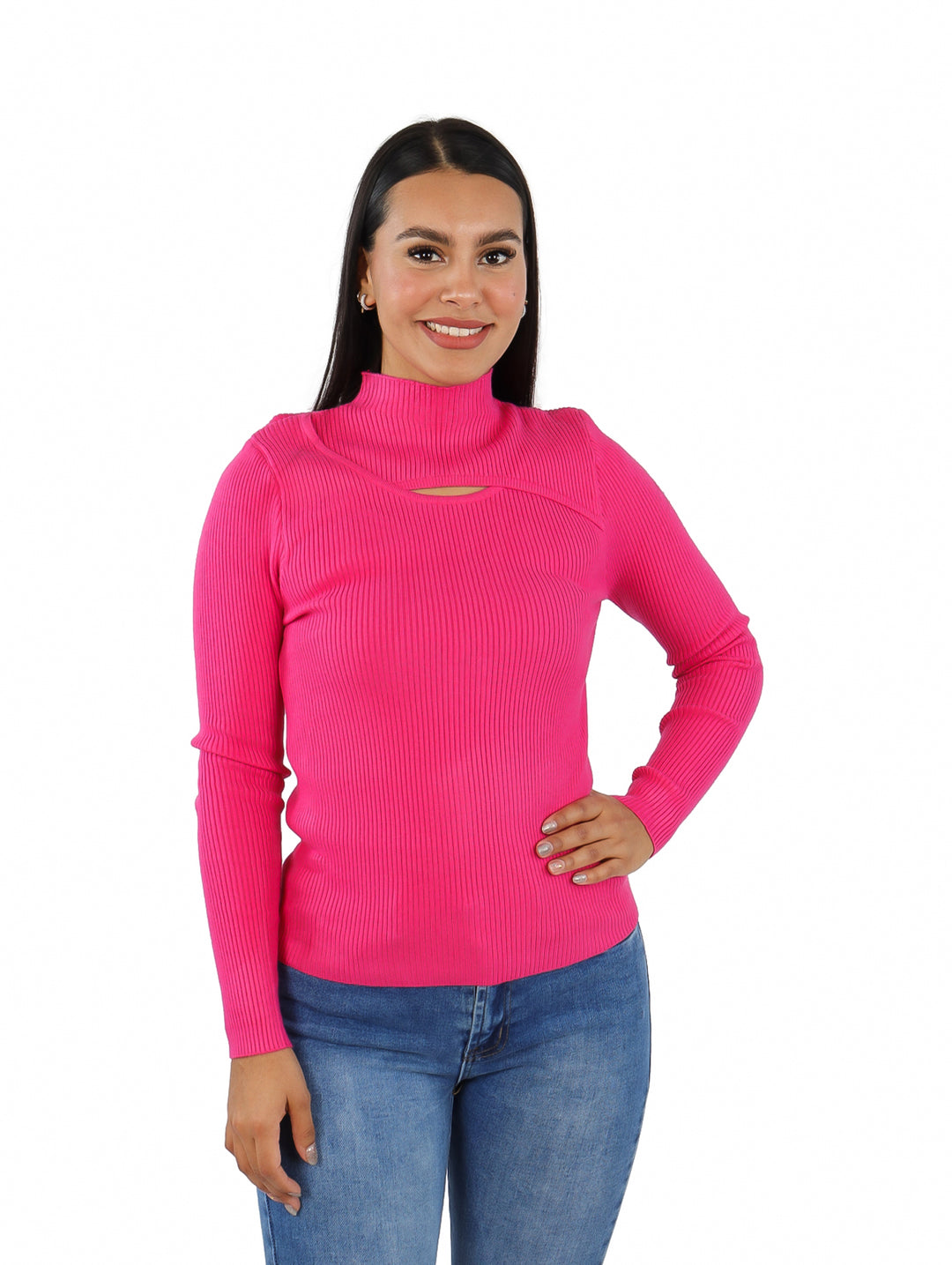 Mujer vistiendo un suéter tejido color rosa brillante con cuello alto y abertura frontal.