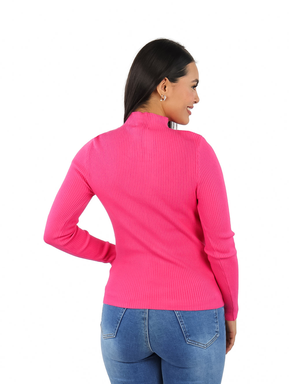 Mujer vistiendo un suéter tejido color rosa brillante con cuello alto y abertura frontal.