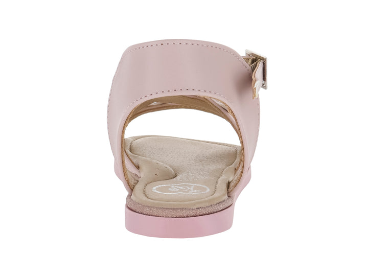 Sandalia infantil color rosa con adornos de mariposa y correa ajustable con hebilla plateada.