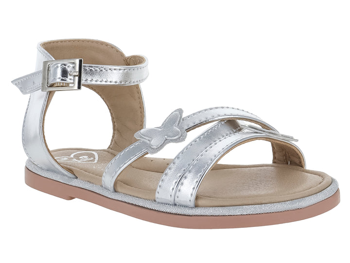 Sandalia infantil color plata metalizado con adorno de mariposa y correa con hebilla.