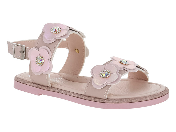 Sandalia plana para niña en color beige con adornos de flores y cierre de hebilla.