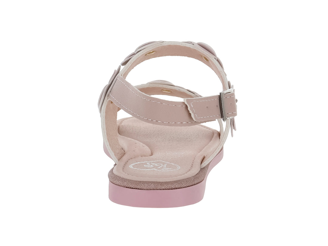 Sandalia plana para niña en color beige con adornos de flores y cierre de hebilla.