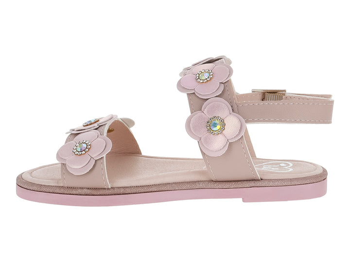 Sandalia plana para niña en color beige con adornos de flores y cierre de hebilla.