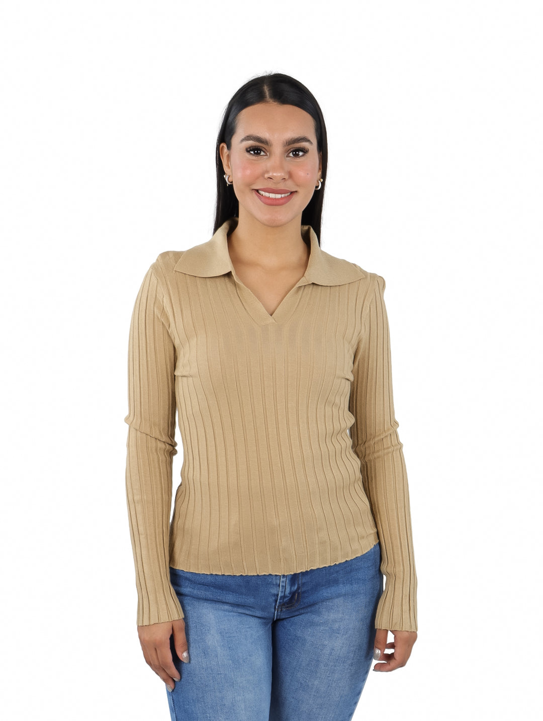 Mujer vistiendo un suéter tejido color camel con cuello en V y manga larga.